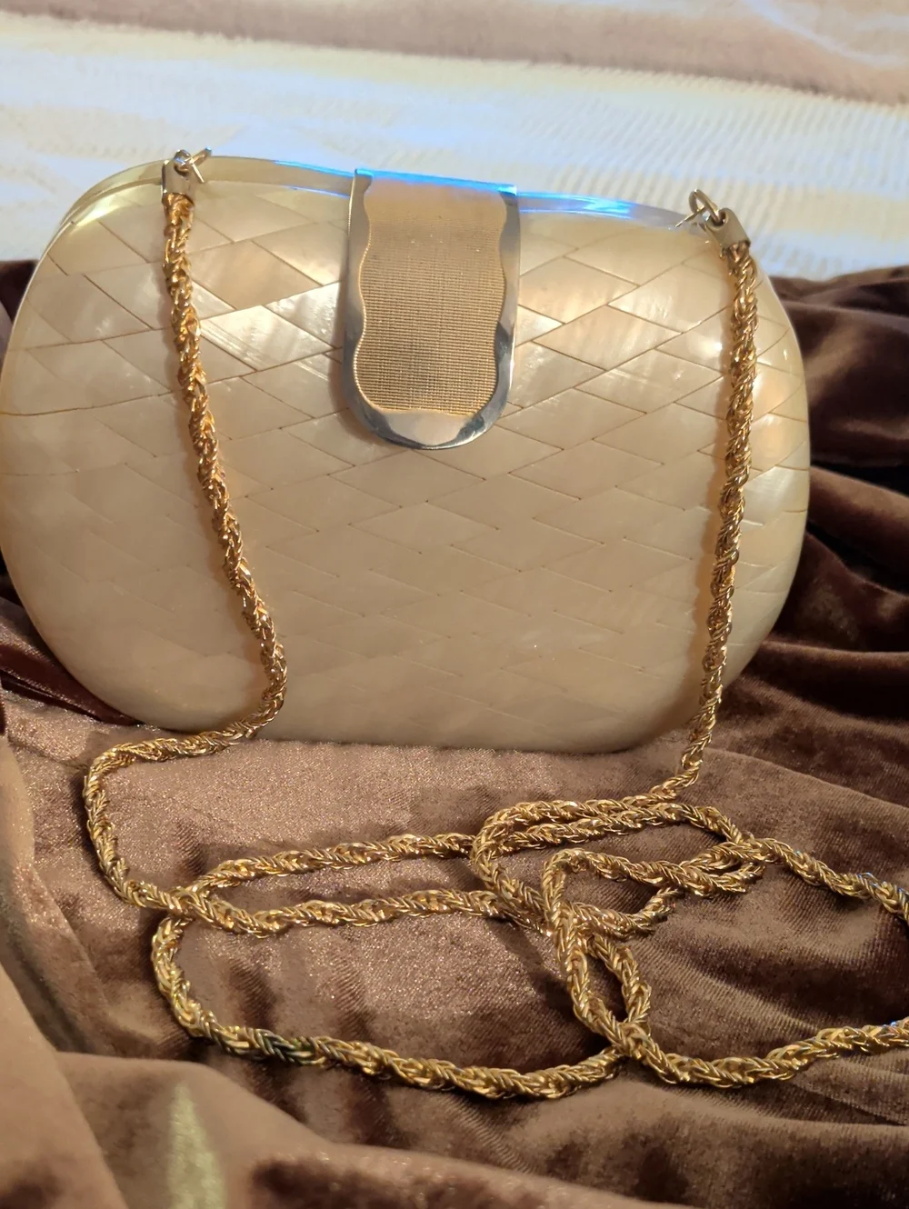 Mother Of Pearl/ Lucite -Elegant Cream, diamond Design Bag